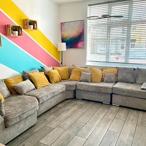 Holiday home Spacious Group Haven: 8-bedroom Comfort Near Town &, Bournemouth