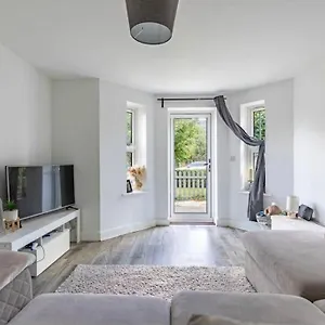 Apartment 2 Bedroom Spacious Sleeps 5, Bournemouth